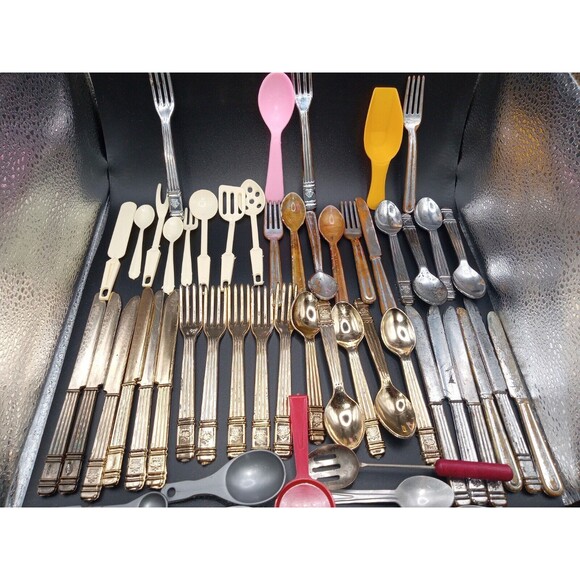 Huge Lot Of OVER 50 Childrens Plastic And Metal Spoons, Forks, Knives, Chilton + - Picture 13 of 14